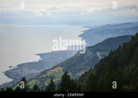 Genf. August 2024. Dieses Foto vom Rochers de Naye am 17. August 2024 zeigt den Blick auf den Genfer See in der Schweiz. Der Genfer See ist ein tiefer See nördlich der Alpen an der Grenze zwischen der Schweiz und Frankreich. Quelle: Lian Yi/Xinhua/Alamy Live News Stockfoto