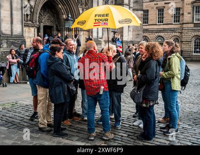 High Street, Edinburgh während der letzten Woche des Festivals Fringe 2024Edinburgh Fringe Festival 2024 - Künstler und Touristen auf der Royal Mile at t Stockfoto