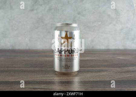 Los Angeles, Kalifornien, USA - 14.04.2024: Blick auf eine Dose Sapporo-Bier in einer Menüoption. Stockfoto