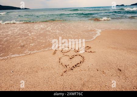 Die Inschrift Ich liebe dich am Meer mit Palmen Stockfoto