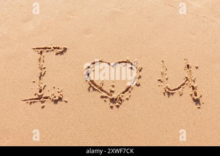 Die Inschrift Ich liebe dich am Meer mit Palmen Stockfoto