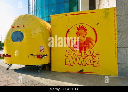 Pollos Munoz Foodtruck des berühmten spanischen Michelin-Sternekochs Dabiz Munoz im Kaufhaus El Corte Ingles August 2024 Santander Cantabria Spanien Stockfoto