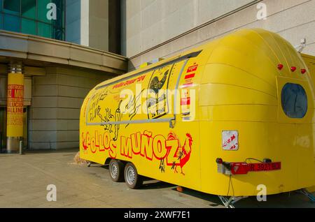 Pollos Munoz Foodtruck des berühmten spanischen Michelin-Sternekochs Dabiz Munoz im Kaufhaus El Corte Ingles August 2024 Santander Cantabria Spanien Stockfoto