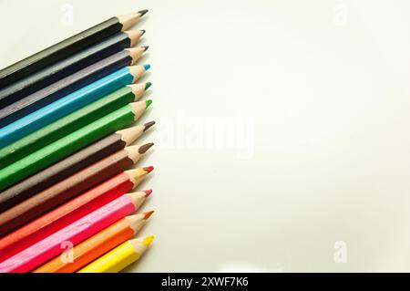 Farbstifte auf weißem Hintergrund. Stockfoto