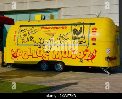 Pollos Munoz Foodtruck des berühmten spanischen Michelin-Sternekochs Dabiz Munoz im Kaufhaus El Corte Ingles August 2024 Santander Cantabria Spanien Stockfoto