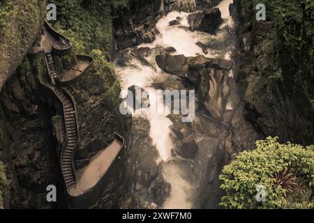 Wasserfall El Pailon del Diablo (Cascada del Río Verde) am Fluss Pastaza in den ecuadorianischen Anden in der Nähe der Stadt Banos de Agua Santa. Stockfoto