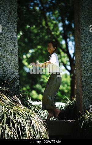 Eine junge Frau tanzt traditionelle indische Tänze in einem Park und übt Choreographie. Stockfoto