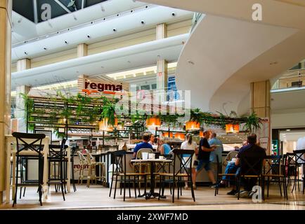 Spanische Regma Eis- und Snackbar mit Innenterrasse im Einkaufszentrum El Corte Ingles Santander Cantabria Spanien Stockfoto