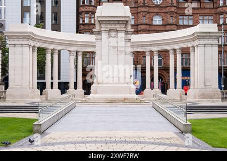 Belfast, Großbritannien - 17. August 2024: Weißes Kriegsdenkmal auf dem Gelände des Rathauses, keine Menschen. Stockfoto