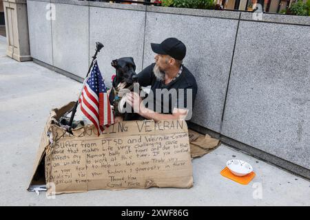 Chicago, Illinois, USA. August 2024. Ein obdachloser Tierarzt in der Innenstadt von Chicago vor der DNC-Konferenz. (Kreditbild: © Laura Brett/ZUMA Press Wire) NUR REDAKTIONELLE VERWENDUNG! Nicht für kommerzielle ZWECKE! Stockfoto