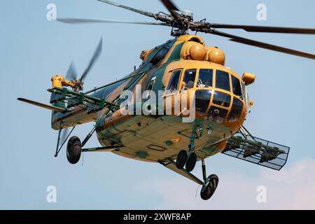 Szolnok, Ungarn - 16. August 2022: Militärtransporthubschrauber der ungarischen Luftwaffe MIL Mi-17. Flugbetrieb und Luftbrücke. Luftfahrtindustrie und r Stockfoto