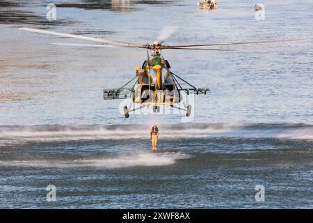 Szolnok, Ungarn - 17. August 2022: Militärtransporthubschrauber der ungarischen Luftwaffe MIL Mi-17. Flugbetrieb und Luftbrücke. Luftfahrtindustrie und r Stockfoto