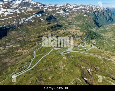 Blick aus der Vogelperspektive auf die Bergüberquerung Sognefjellsvegen, Serpentinen in der Nähe des Hotels Turtagro, Norwegen Stockfoto