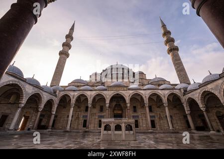 Fantastischer Blick auf die malerischen Gärten der Suleymaniye Moschee in Istanbul, Türkei. Die osmanische Kaisermoschee ist ein beliebtes Ziel bei Pilgern und Pilgern Stockfoto