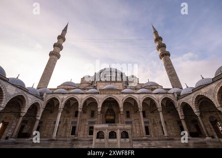 Fantastischer Blick auf die malerischen Gärten der Suleymaniye Moschee in Istanbul, Türkei. Die osmanische Kaisermoschee ist ein beliebtes Ziel bei Pilgern und Pilgern Stockfoto