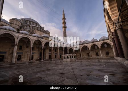 Fantastischer Blick auf die malerischen Gärten der Suleymaniye Moschee in Istanbul, Türkei. Die osmanische Kaisermoschee ist ein beliebtes Ziel bei Pilgern und Pilgern Stockfoto