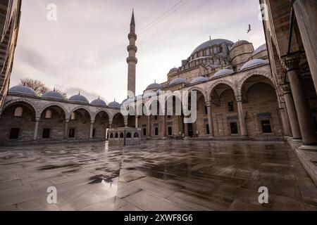 Fantastischer Blick auf die malerischen Gärten der Suleymaniye Moschee in Istanbul, Türkei. Die osmanische Kaisermoschee ist ein beliebtes Ziel bei Pilgern und Pilgern Stockfoto