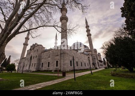 Fantastischer Blick auf die malerischen Gärten der Suleymaniye Moschee in Istanbul, Türkei. Die osmanische Kaisermoschee ist ein beliebtes Ziel bei Pilgern und Pilgern Stockfoto