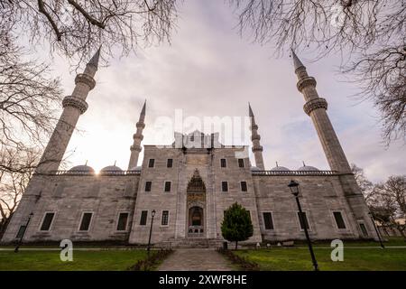 Fantastischer Blick auf die malerischen Gärten der Suleymaniye Moschee in Istanbul, Türkei. Die osmanische Kaisermoschee ist ein beliebtes Ziel bei Pilgern und Pilgern Stockfoto