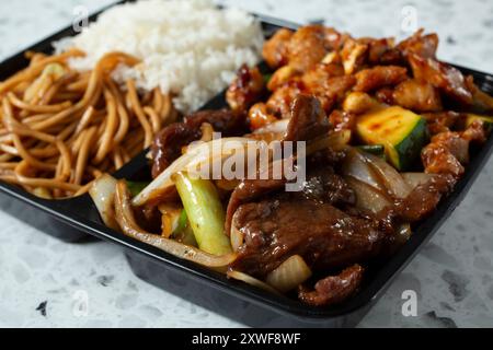 Eine Nahaufnahme einer 2-teiligen Kombi mit mongolischem Rindfleisch und Kung-Pao-Huhn. Stockfoto