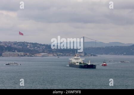 HS Buraq, ein Öltanker unter Liberia, der durch die Bosporus-Straße fährt, nachdem er Fracht im Schwarzen Meer geladen hat. Das Schiff verkehrt regelmäßig zwischen Häfen in Russland und China. Stockfoto