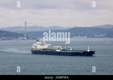 HS Buraq, ein Öltanker unter Liberia, der durch die Bosporus-Straße fährt, nachdem er Fracht im Schwarzen Meer geladen hat. Das Schiff verkehrt regelmäßig zwischen Häfen in Russland und China. Stockfoto