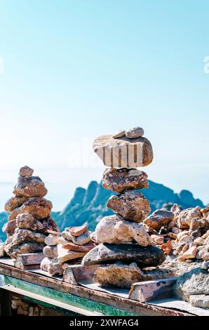 Rock cairns mit Montserrat Mountains im Hintergrund Stockfoto