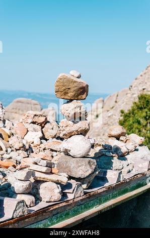 Rock cairns mit Montserrat Mountains im Hintergrund Stockfoto