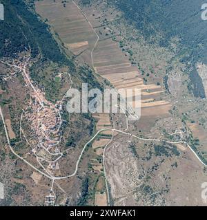 Luftbild der Stadt, von einem Segelflugzeug aus, mit Castelvecchio Calvisio, einem Dorf auf dem Hügel, das von Osten im hellen Sommerlicht aufgenommen wurde, Apennin, L'Aquila, Abruz Stockfoto