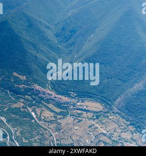 Luftbild der Stadt, von einem Segelflugzeug aus, mit Pettorano sul Gizio historischem Dorf, von Osten im hellen Sommerlicht aufgenommen, Apennin, L'Aquila, Abruz Stockfoto