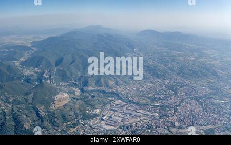 Panoramablick auf die Stadt, von einem Segelflugzeug aus, mit Terni historischer und industrieller Stadt, von Osten im hellen Sommerlicht aufgenommen, Apennin, Terni, Stockfoto