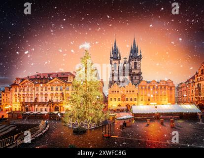 Weihnachtszeit in der magischen Stadt Prag bei Nacht, Tschechien Stockfoto