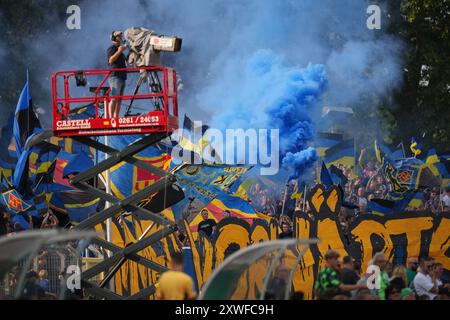 Koblenz, Deutschland. August 2024. Fußball: DFB-Cup, TuS Koblenz - VfL Wolfsburg, 1. Runde, Oberwerth Stadion. Koblenz-Fans zündeten ein Feuerwerk an. Hinweis: Thomas Frey/dpa – WICHTIGER HINWEIS: gemäß den Vorschriften der DFL Deutscher Fußball-Liga und des DFB Deutscher Fußball-Bundes ist es verboten, im Stadion und/oder des Spiels aufgenommene Fotografien in Form von sequenziellen Bildern und/oder videoähnlichen Fotoserien zu verwenden oder zu nutzen./dpa/Alamy Live News Stockfoto