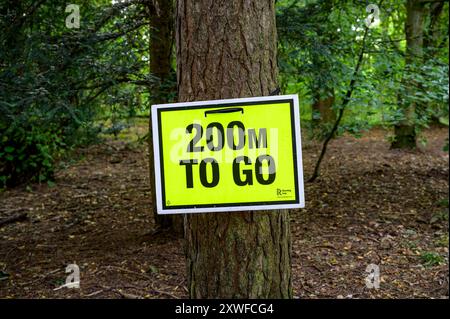 200 m To Go-Schild während einer Park Run-Veranstaltung im Pollok Country Park, Glasgow, Schottland, Großbritannien, Europa Stockfoto