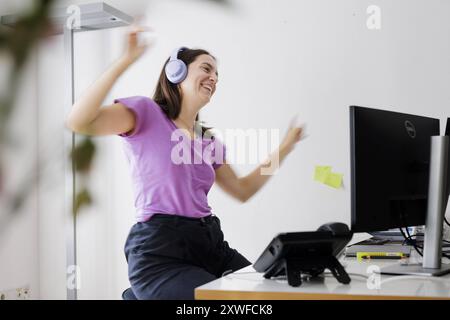 Thema: Arbeitsumfeld, aktive Pause im Buero, Berlin, 08.08.2024. Berlin Deutschland *** Thema Arbeitsumgebung, aktive Pause im Büro, Berlin 08 Stockfoto