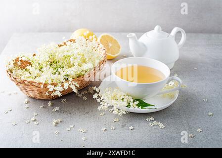 Erfrischender Tee mit Blumen, Holunder und Zitrone. Die Blume des Älteren machte Holunderblütentee Stockfoto