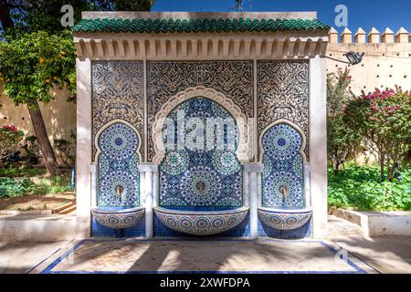 Fès, Marokko - 19. März 2024: Schöne Springbrunnen im Stadtpark Jnan Sbil in Fès an einem sonnigen Tag. Stockfoto