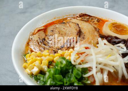 Eine Nahaufnahme einer scharfen Miso-Ramen-Suppe. Stockfoto