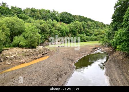 Im Vereinigten Königreich – Niedrigwasserstand im Jumbles Reservoir im August 2024 Stockfoto