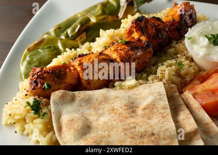 Eine Nahaufnahme eines Hühnerkebab-Hauptgerichts. Stockfoto