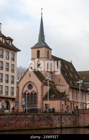 STRASSBURG, FRANKREICH - 6. JANUAR 2024: St. Nikolaus Kirche in Straßburg Stockfoto