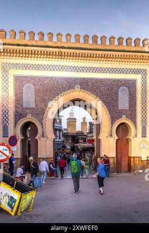 Fez, Marokko - 19. März 2024: Bab Bou Jeloud, Tor von Fez el Bali, der Altstadt von Fez, Marokko Stockfoto