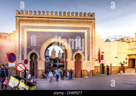 Fez, Marokko - 19. März 2024: Bab Bou Jeloud, Tor von Fez el Bali, der Altstadt von Fez, Marokko Stockfoto