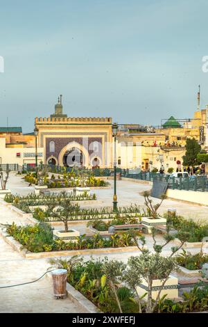 Fez, Marokko - 19. März 2024: Bab Bou Jeloud, Tor von Fez el Bali, der Altstadt von Fez, Marokko Stockfoto