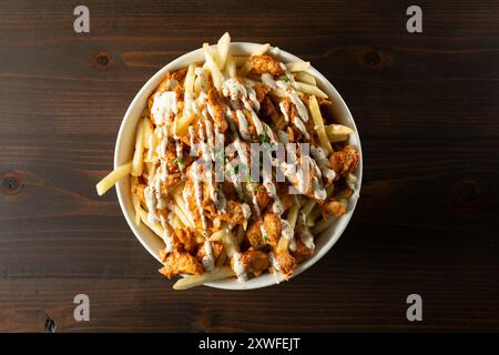 Eine Schüssel mit Hühnchen-Shawarma-Pommes von oben nach unten. Stockfoto