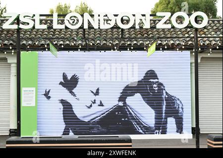 DAS BANKSY-KUNSTWERK AN DEN FENSTERLÄDEN DES LONDONER ZOOS WURDE ENTFERNT, UM IHN ZU VERWAHREN UND ES DEM ZOO ZU ERMÖGLICHEN, SEINEN VOLLEN EINGANG WÄHREND DER SOMMERSAISON ZU NUTZEN. ES WURDE DURCH EINE REPLIK MIT EINEM SCHILD ERSETZT ( BANKSY WOZ ERE ) Stockfoto