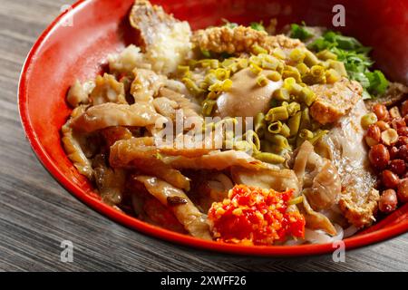 Eine Nahaufnahme einer Schüssel Schweinedärme Reisnudeln. Stockfoto