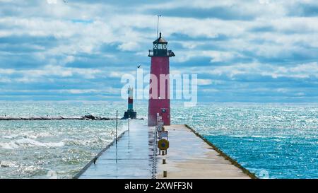 Rote und weiße Leuchttürme auf Windy Pier Aerial View Stockfoto
