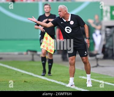 Offenbach, Deutschland. August 2024. Fußball: DFB Cup, Kickers Offenbach - 1. FC Magdeburg, 1. Runde, Sparda-Bank-Hessen-Stadion. Offenbacher Cheftrainer Christian Neidhart reagiert auf der Touchline. Hinweis: Arne Dedert/dpa – WICHTIGER HINWEIS: gemäß den Vorschriften der DFL Deutscher Fußball-Liga und des DFB Deutscher Fußball-Bundes ist es verboten, im Stadion und/oder des Spiels aufgenommene Fotografien in Form von sequenziellen Bildern und/oder videoähnlichen Fotoserien zu verwenden oder zu nutzen./dpa/Alamy Live News Stockfoto