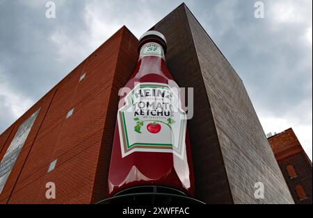 Eine riesige Heinz Ketchup Flasche vor dem Heinz History Center in Pittsburgh wurde aus dem ehemaligen Heinz Field Football Stadion dorthin gebracht. Stockfoto